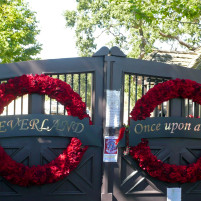 Neverland_Ranch's_gates