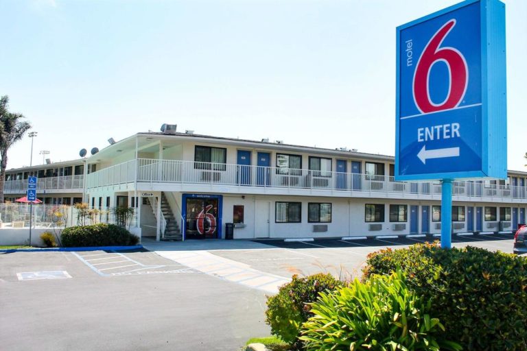 Woman smashes 15 Motel 6 windows with baseball bat in Morro Bay