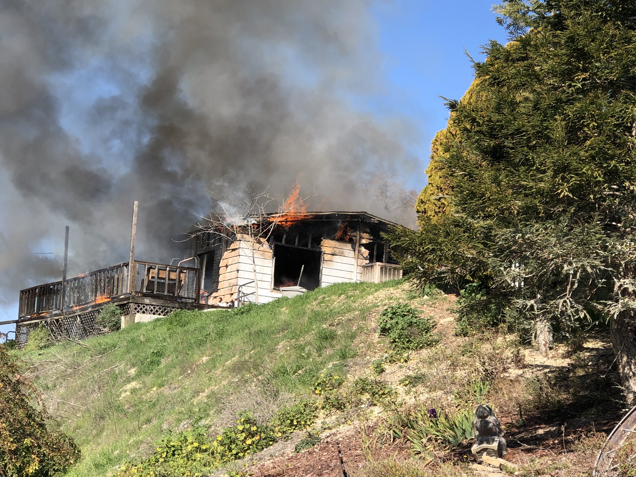Fire destroys mobile home near Atascadero