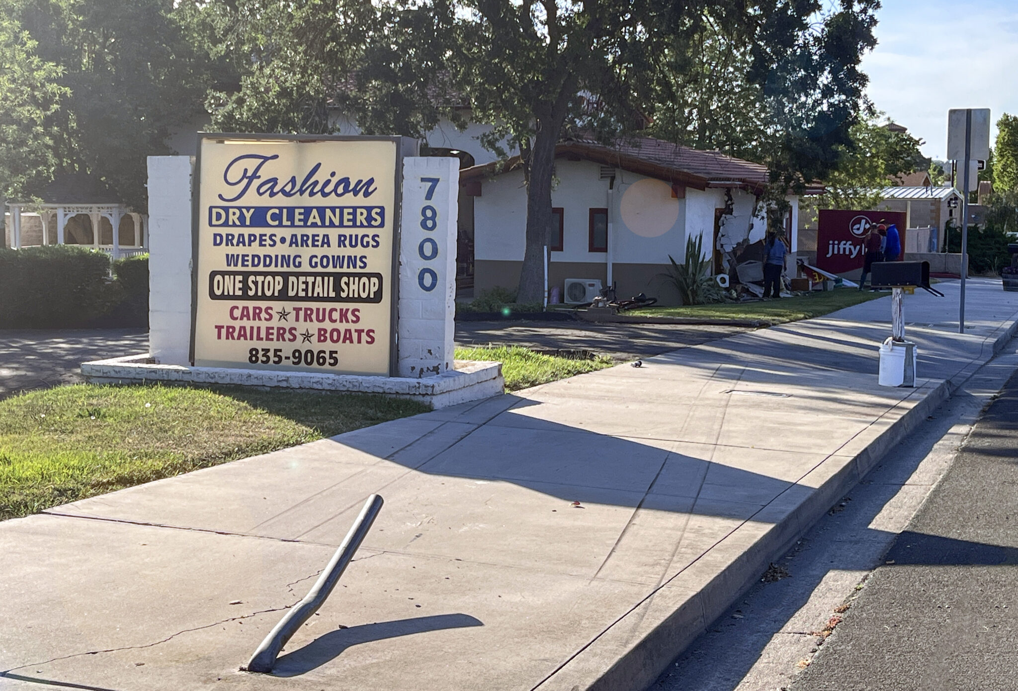 Vehicle hits pole, crashes into Jiffy Lube in Atascadero